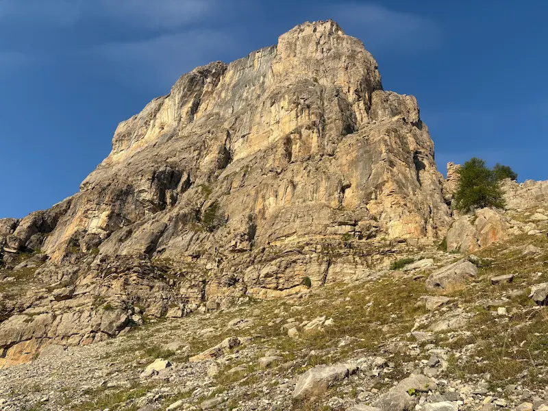 Le Chapeau du Gendarme, sommet calcaire sous un ciel bleu