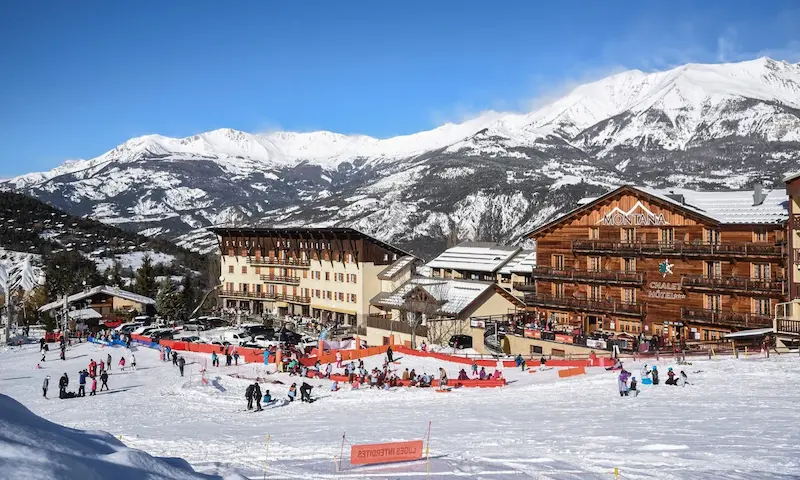 Le front de neige du Sauze, au pied des chalets, face aux sommets enneigés